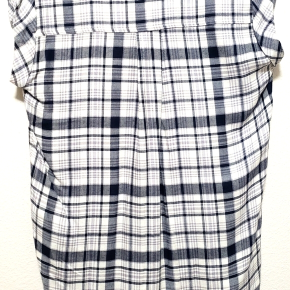 Loose Fitted Plaid Blouse - Picture 3 of 4